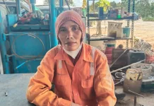 Di Balik Gunungan Sampah Muara Jawa, Kisah Nur Aini Mengais Rezeki untuk Keluarga