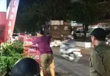 Satpol PP Samarinda Tertibkan Spanduk iklan yang Berdiri di Trotoar