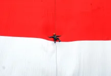 Bendera Merah Putih Raksasa Berkibar di Stadion Pakansari, jelang HUT ke-81 RI