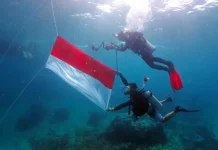 Merah Putih Berkibar di Bawah Laut Karang Latohan Pulau Miang