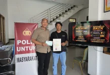 Polres PPU Bagikan Masker kepada Warga di Tengah Paparan Asap