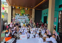 PAUD Smile Kids Ajarkan Anak Berbagi kepada 15 Lansia