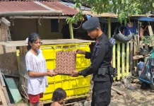 Brimob Polda Kaltim Berbagi di Jumat Berkah Bersama Warga Balikpapan