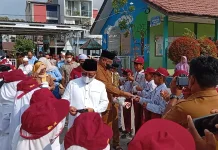 Pemkot Samarinda, PWI Kaltim dan Relawan ITS Bagikan 2.000 Masker untuk Pelajar