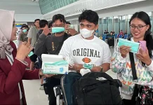 Bandara SAMS bagi masker gratis cegah dampak abu vulkanis dan karhutla