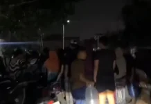 Warga Palaran Rela Berdesakan Demi Mendapatkan Air Bersih