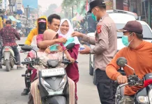 Polsek dan Puskesmas Sangkulirang Bagikan Masker Antisipasi Kabut Asap