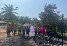 Peduli Lolo, Polsek Kuaro Bersama Bhayangkari Berikan Bantuan