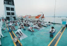 Relaksasi di Atas Kapal, Pengalaman Baru Yoga "Sea of Flow" di Pelabuhan Semayang