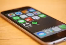 Dokter Jelaskan Dampak Menatap Layar Handphone Terlalu Lama
