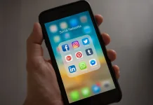 Terlalu Lama Menatap Layar Handphone Dapat Picu Keluhan pada Mata