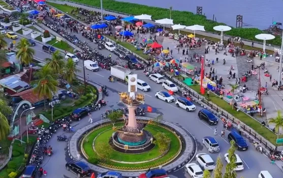Taman Tanjong Tenggarong Jadi Pusat Berburu Kuliner Akhir Pekan saat Ramadan