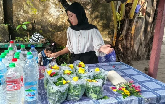 Ramai Peziarah Dongkrak Penjualan Bunga Tabur Pemakaman Samarinda