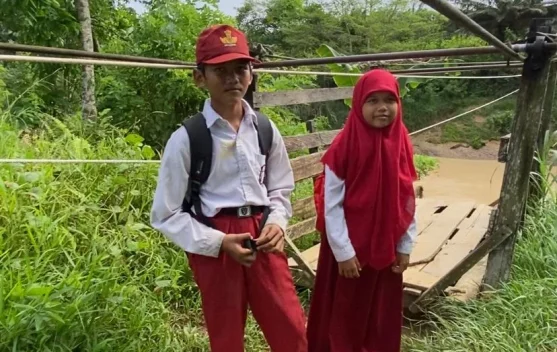 Kisah Pelajar Marangkayu Menyeberangi Sungai Habitat Buaya Demi Bersekolah