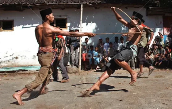 Mengenal Ritual Ojung Banyuwangi: Ritual Cambuk Rotan dari Jawa Timur