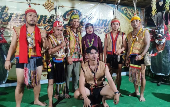 Pakaian Tradisional Kulit Kayu, Jadi Perhatian Pengunjung Bakudung Batiung 2026