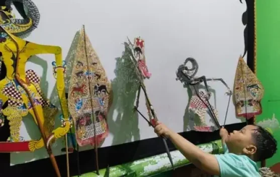 Dalang Cilik Aksan Eko Nurcahyo Lestarikan Wayang Kulit di tengah Modernisasi