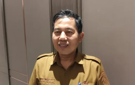 Camat Palaran Turun Tangan Bersihkan Sampah di Pintu Tol