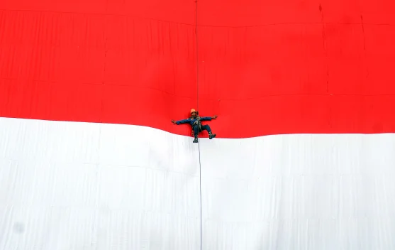 Bendera Merah Putih Raksasa Berkibar di Stadion Pakansari, jelang HUT ke-81 RI