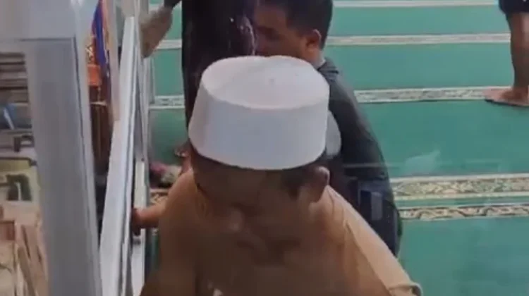 Jelang Ramadan, Masyarakat Sampang Bersihkan Masjid