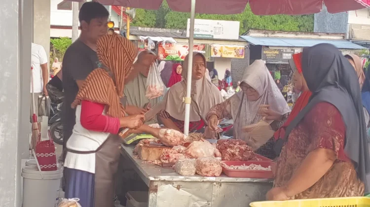 Pembeli Serbu Pedagang Daging Ayam pada Awal Ramadan di Sumenep