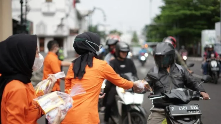 Berbagi Takjil, Jaga Niat dan Ketertiban