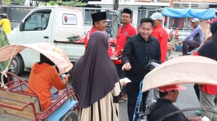 PDI Perjuangan Sampang Bagikan Ribuan Paket Sembako