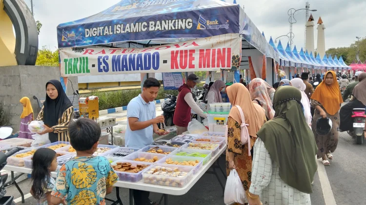 Hujan Deras, Penjual Takjil di Sampang Mengalami Kerugian