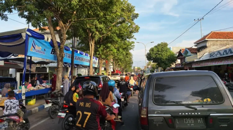 Berburu Takjil Buka Puasa di Sampang