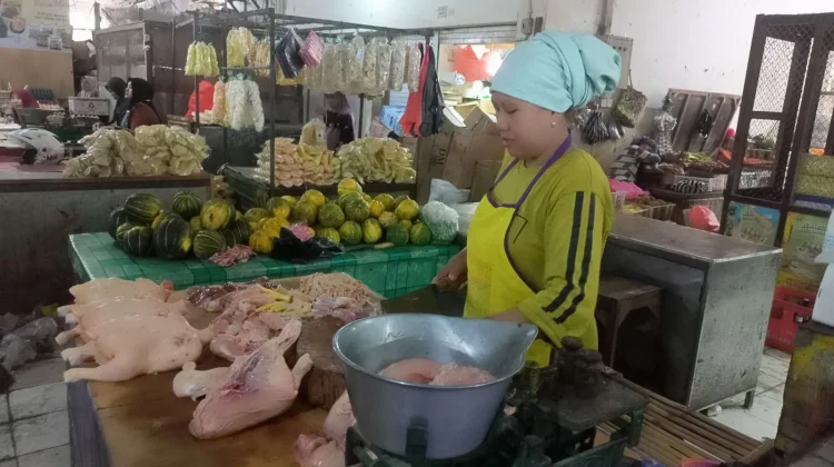 Harga Daging Ayam dan Cabai di Sampang Melonjak