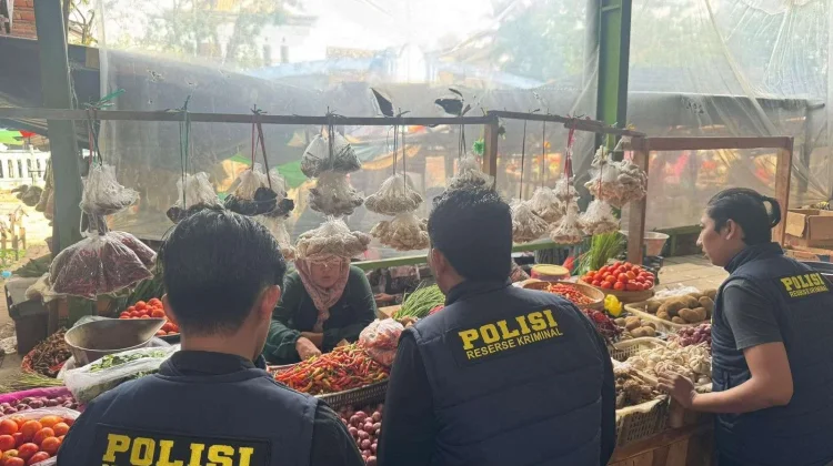 Tim TPID Sampang Pantau Harga Bahan Pangan