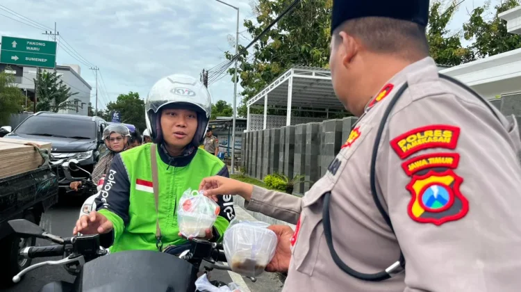 Polres Pamekasan Bagi Takjil Gratis Kepada Masyarakat