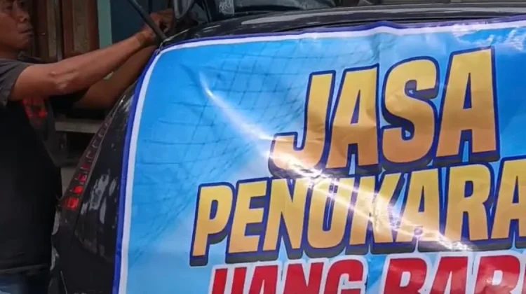 Jasa Penukaran Uang Baru Mulai Bermunculan di Sampang