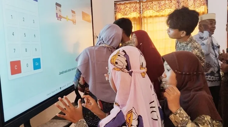 Smartboard Tingkatkan Motivasi Belajar Siswa Berkebutuhan Khusus