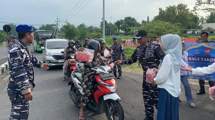 Berbagi Berkah Ramadan, Danlanal Batuporon Bagi Takjil di Akeses Suramadu