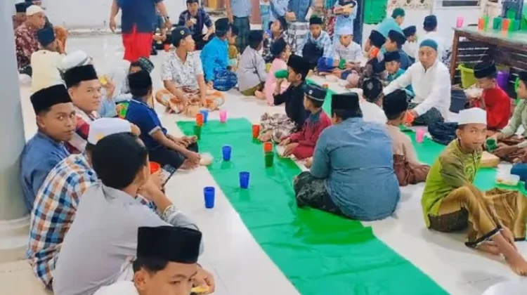 Remaja Masjid di Sampang Gelar Buka Puasa Bersama