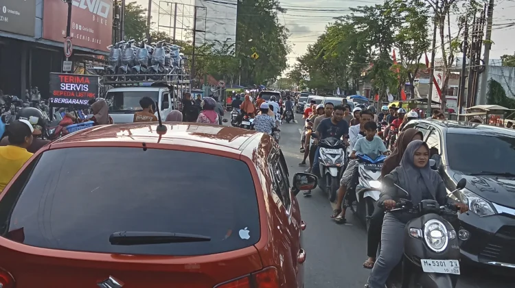Berburu Takjil Padati Jalan Utama Kota Sampang