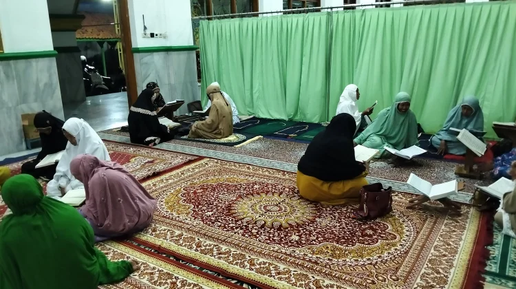 Selama Ramadan, Jemaah Masjid Al Haromain Sampang Gelar Tadarus