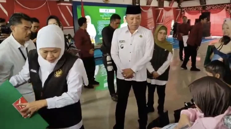 Gubenur Khofifah Salurkan Bansos di Sampang