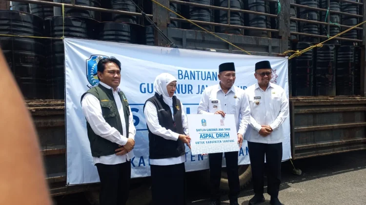 Pemprov Jatim Hibahkan 300 Drum Aspal