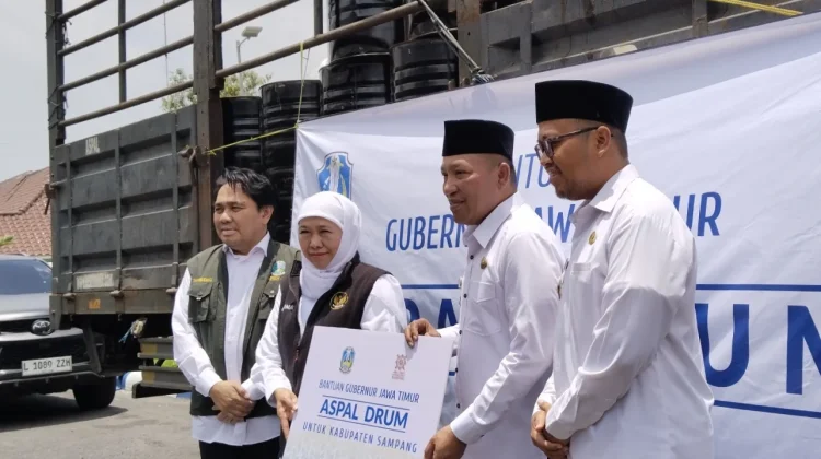 Bantuan Aspal Gubernur Jatim Dimanfaatkan untuk Akses Pesantren di Sampang