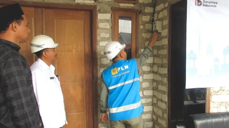 PLN Salurkan Bantuan Pasang Listrik Gratis di Madura