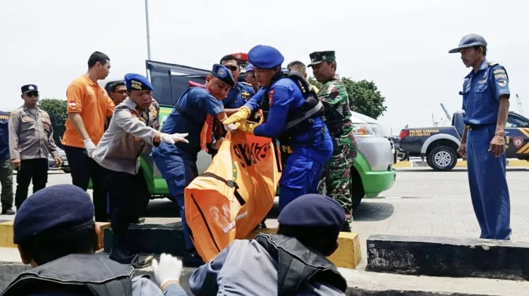 Sinergi TNI AL dan Tim SAR Berhasil Evakuasi Korban KMP Dharma Ferry