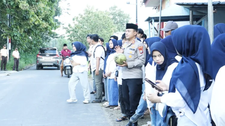 Kapolres Bangkalan Gandeng Mahasiswa UTM Bagikan Takjil di Kamal