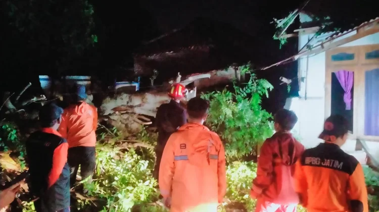 Hujan Disertai Angin Rusak Rumah Warga Camplong Sampang