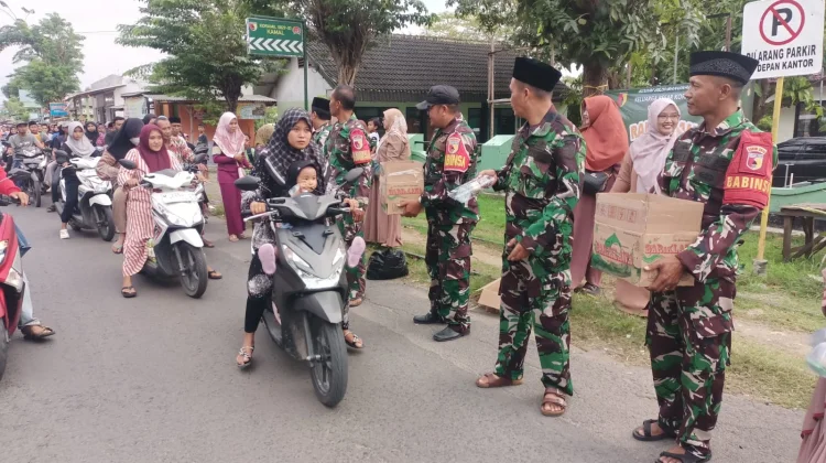 Koramil 0829-03/Kamal Berbagi Takjil, Wujud Kepedulian di Bulan Ramadhan  Bangkalan