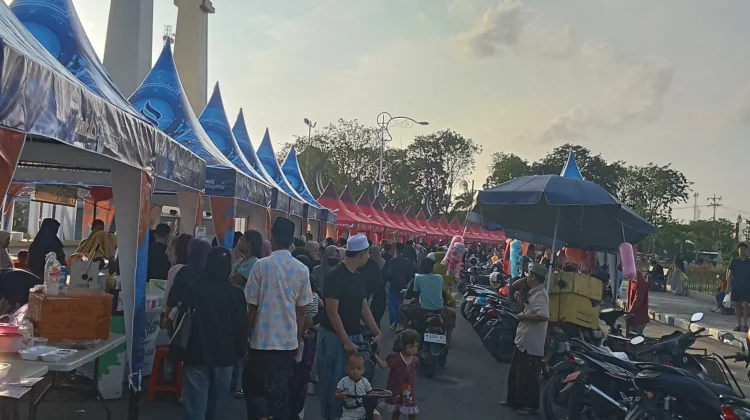 Ngabuburit di Alun-Alun Trunojoyo Sampang