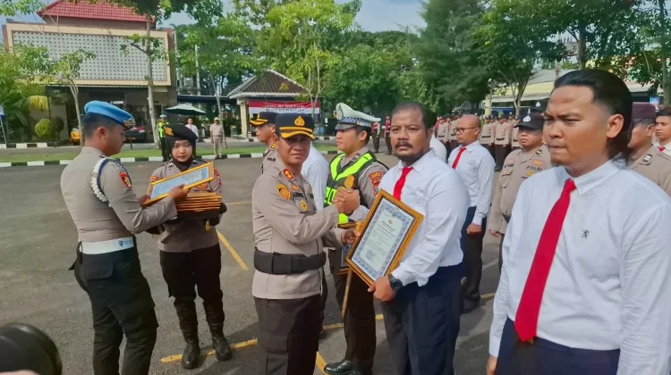 Kapolres Sampang Beri Penghargaan Personel Berprestasi