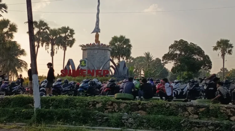 Ngabuburit di Tugu Keris Sumenep