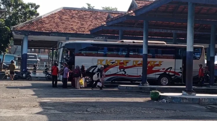 H-7 Lebaran, Terminal Ronggosukowati Pamekasan Mulai Ramai Pemudik